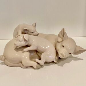 Lladro glazed ceramic Piggy with piglets